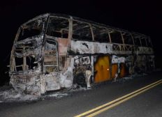 Imagem de Ônibus de turismo do Espírito Santo pega fogo no sul da Bahia