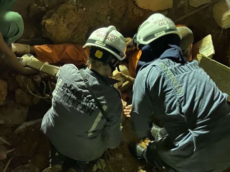 Imagem de Bombeiros resgatam trabalhador que caiu em buraco de mais de 2m de profundidade em Salvador