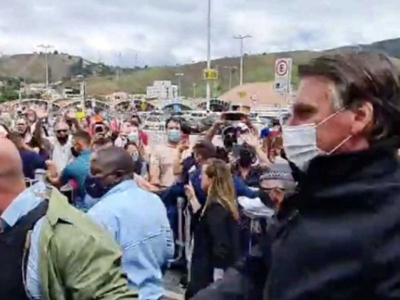 Imagem de De máscara, Bolsonaro chega a Aparecida do Norte para missa de Nossa Senhora Aparecida