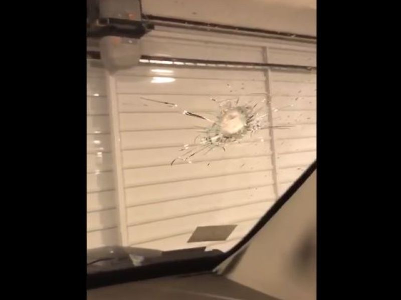 Imagem de Homem tem carro atingido após tiroteio ao lado do Salvador Shopping e se emociona; veja 