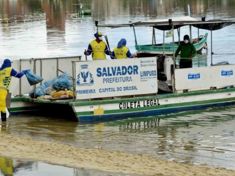 Imagem de Limpurb inicia operação de remoção de sucatas de barcos na Ribeira