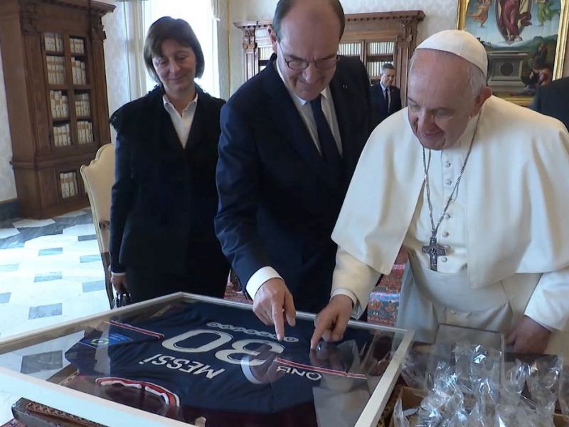 Imagem de Paris Saint-Germain presenteia papa com camisa de Messi autografada