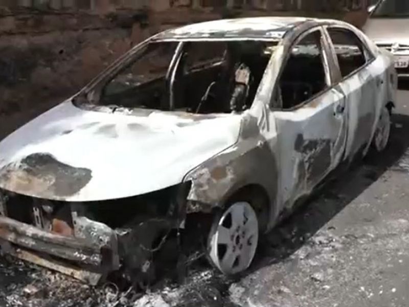 Imagem de Carro é incendiado próximo de residências no bairro da Federação