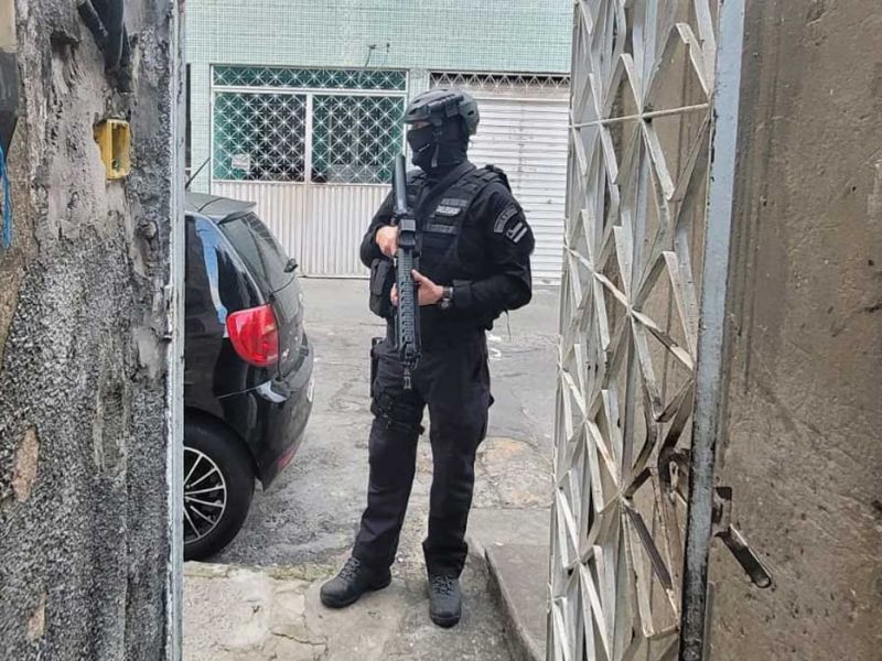 Imagem de PM liberta reféns em São Sebastião do Passé; suspeito é baleado durante confronto