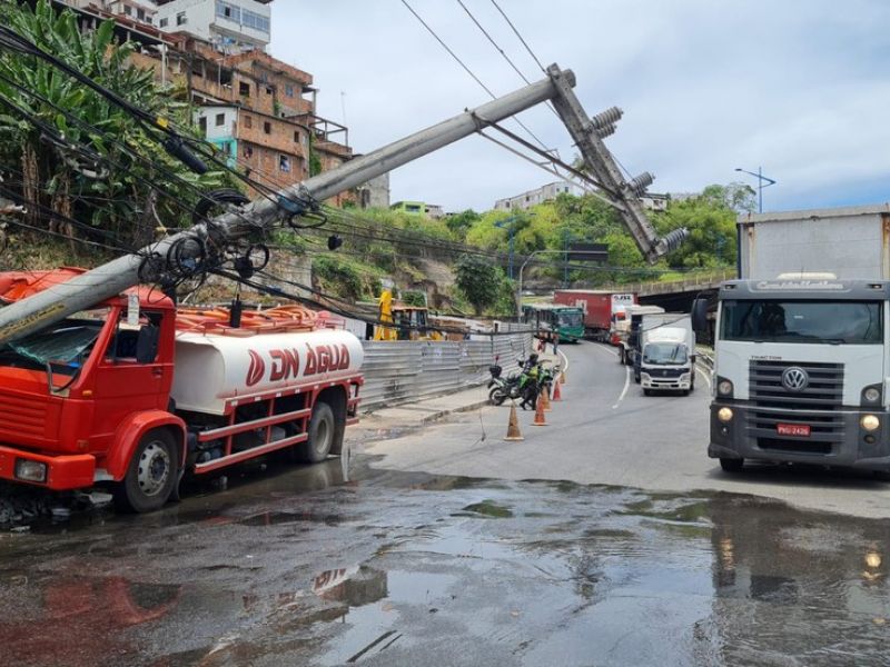 Imagem de Caminhão-pipa bate em poste e deixa trânsito parado na Avenida Jequitaia