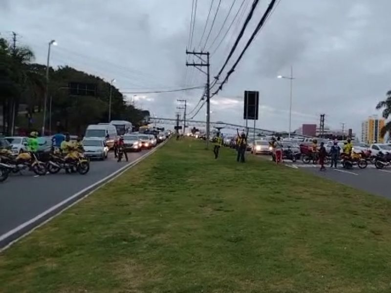 Imagem de Manifestação pela redução do valor do combustível deixa trânsito congestionado na Av. Paralela