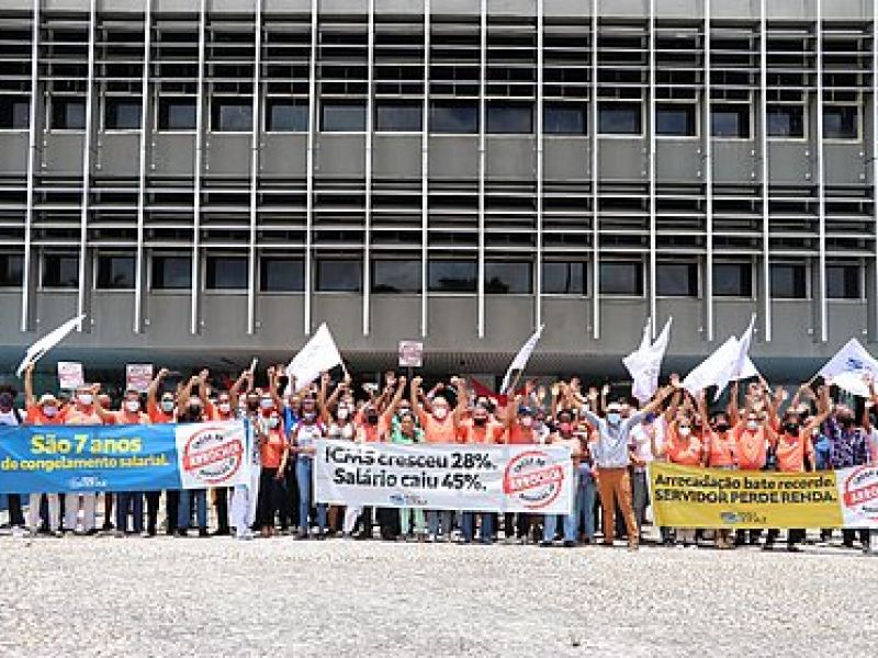Imagem de Servidores públicos do Estado realizam protesto pedindo reajustes salariais em atraso por sete anos