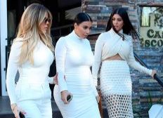 Imagem de Usando um look clean Kim Kardashian mostra barriga de 4 meses