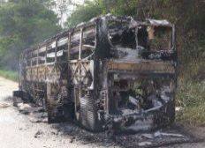 Imagem de População incendeia ônibus da linha Itapetinga x Salvador na BA-262