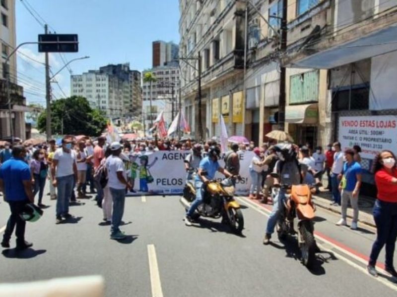 Imagem de Servidores municipais realizam ato no Largo dos Aflitos buscando acordos salariais
