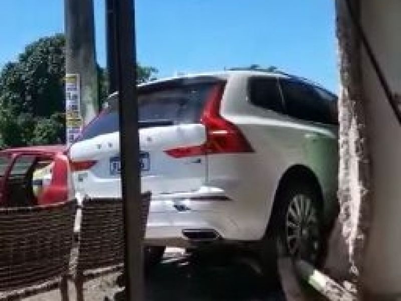 Imagem de Carro destrói fachada de duas lojas em Camaçari; testemunhas apontam Igor Kannário como condutor