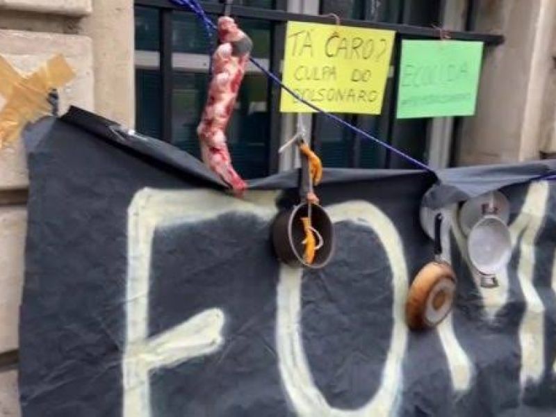 Imagem de Brasileiros amarram carne na embaixada do país em Paris em protesto contra Bolsonaro