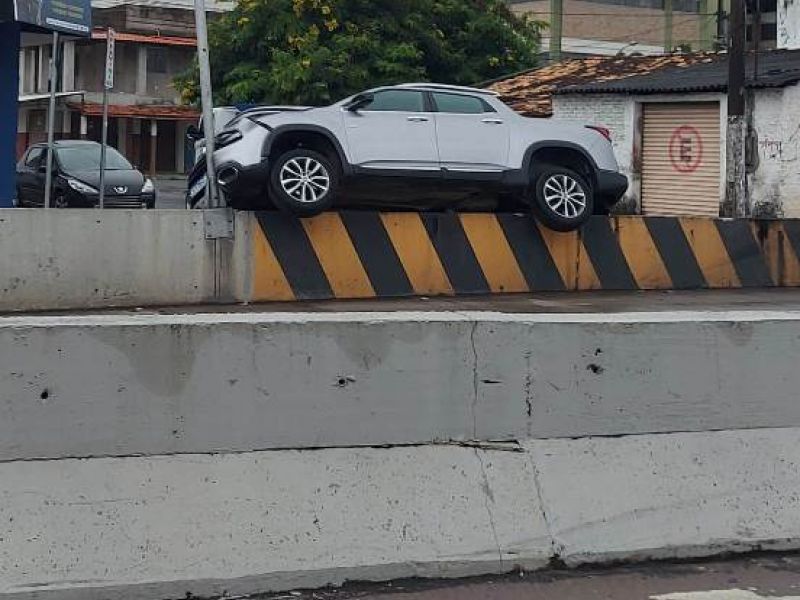 Imagem de  Feira de Santana: Motorista perde controle e carro sobe em mureta na Avenida João Durval