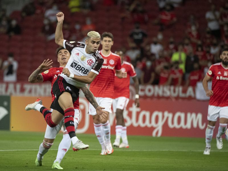 Imagem de Flamengo bate Internacional e mantém sonho do Brasileiro vivo