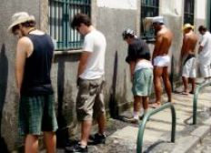 Imagem de Prefeitura do Rio multa 492 foliões por fazer xixi na rua