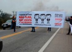 Imagem de Professores e universitários em greve fecham rodovias durante protesto na Bahia