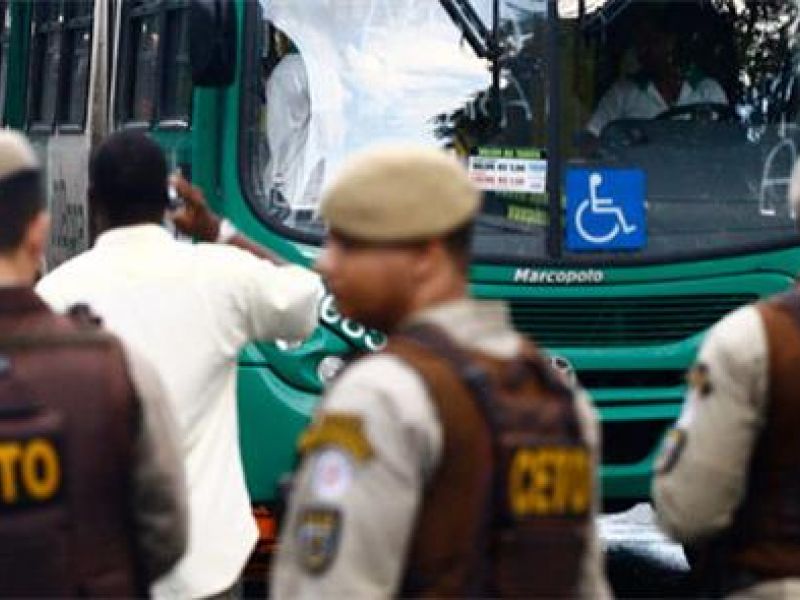 Imagem de Homem é preso em flagrante suspeito assaltar dois ônibus no subúrbio de Salvador