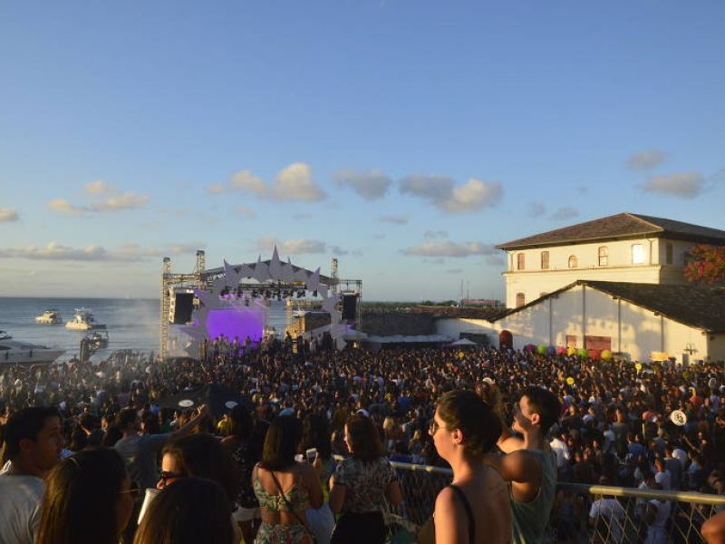 Imagem de Governo prorroga decreto e mantém 3 mil pessoas em eventos na Bahia