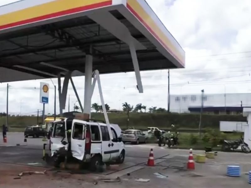 Imagem de Após explosão de cilindro de gás, teto de posto de combustível fica destruído em Simões Filho