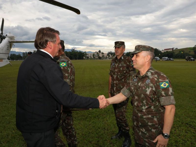 Imagem de Bolsonaro participa da formatura de cadetes do Exército na Aman