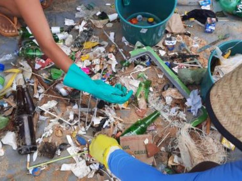 Imagem de Praia do Cantagalo passa por limpeza e tem mais de 2.300 itens retirados 