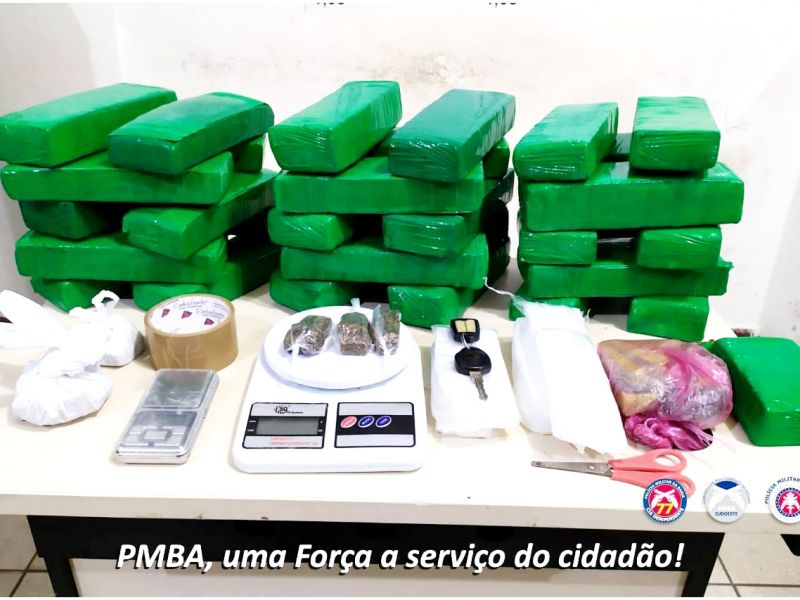 Imagem de Conquista: 29 tabletes de maconha são apreendidos dentro de veículo