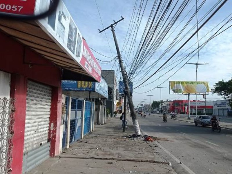 Imagem de Carro bate em poste e deixa avenida sem energia elétrica em Feira de Santana