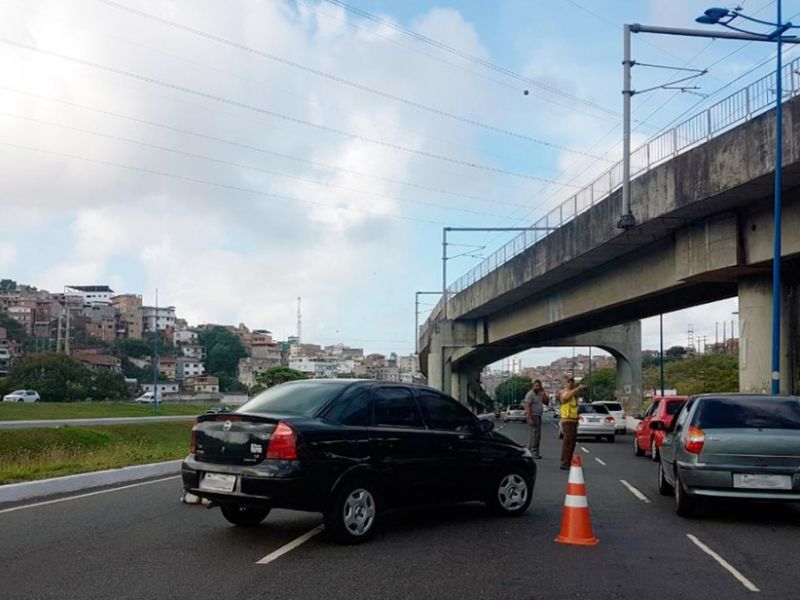 Imagem de Acidente envolvendo três veículos e moto deixa trânsito lento na Av. Bonocô