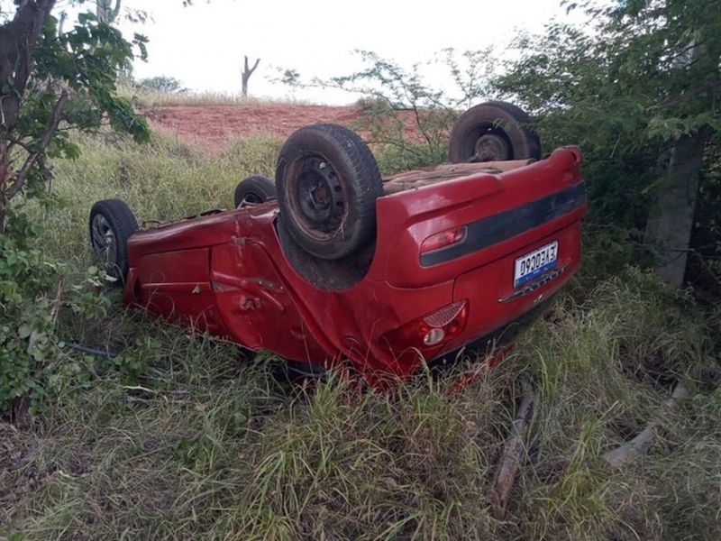 Imagem de Crianças e mulher morrem após carro capotar em BA-156