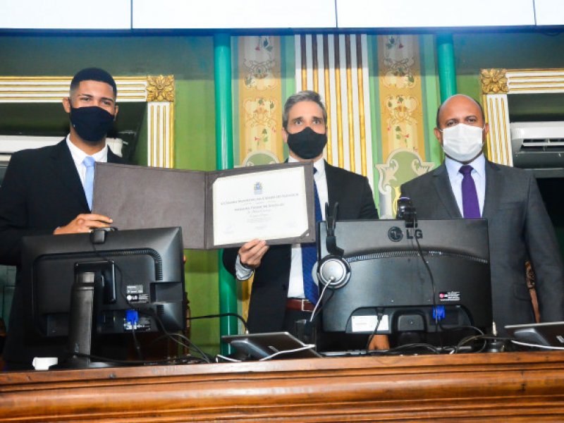 Imagem de  Câmara entrega Medalha Thomé de Souza a Hebert Conceição
