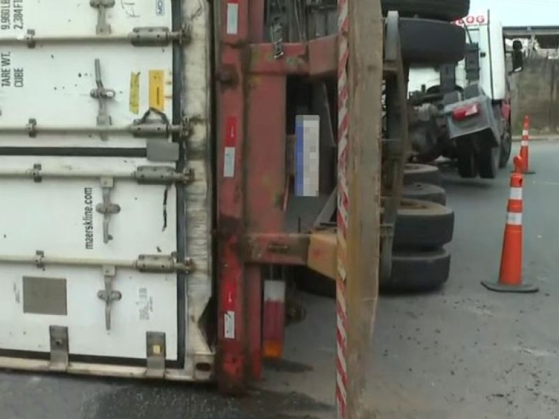 Imagem de Carreta tomba em viaduto de acesso à BR-324 e causa congestionamento