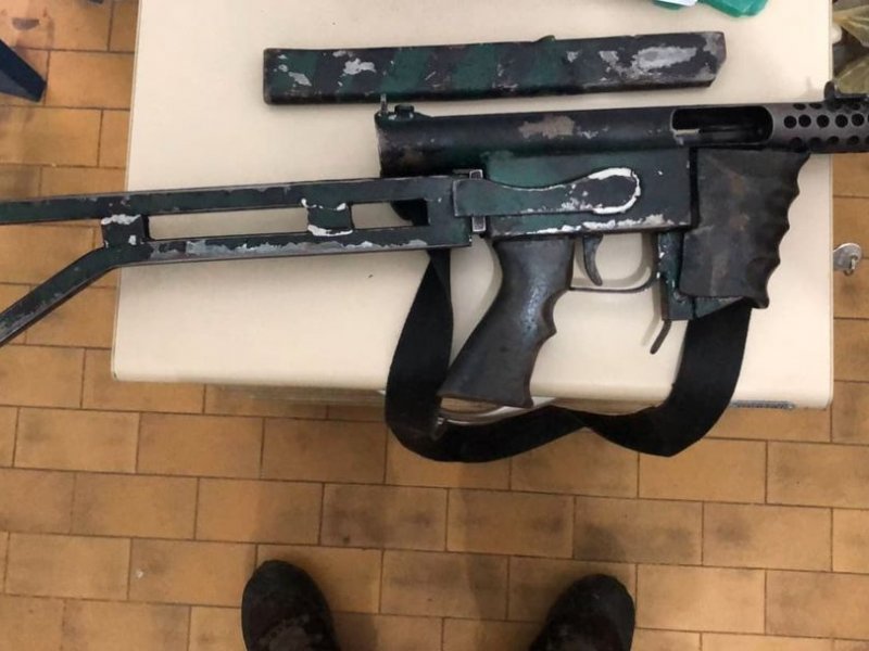 Imagem de Polícia Militar apreende submetralhadora, pistola e drogas em RMS