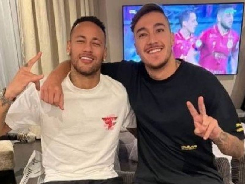 Imagem de  Afastado do campo, Neymar recebe filho de Romário em sua mansão em Paris 