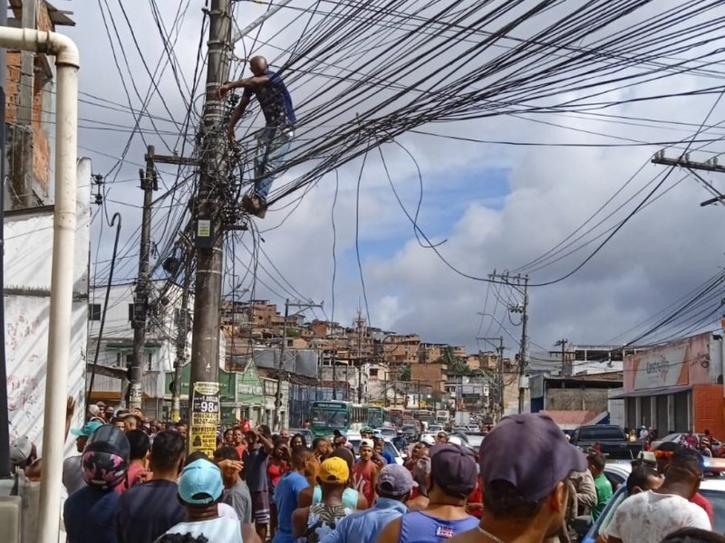 Imagem de Homem fica preso em fiação de poste na Avenida San Martim