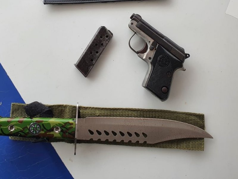 Imagem de Adolescente é apreendido com revólver e faca de combate no Comércio