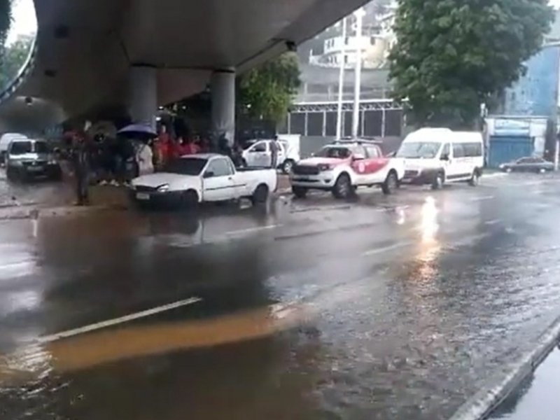Imagem de Homens caem em bueiro e desaparecem na Avenida Vasco da Gama