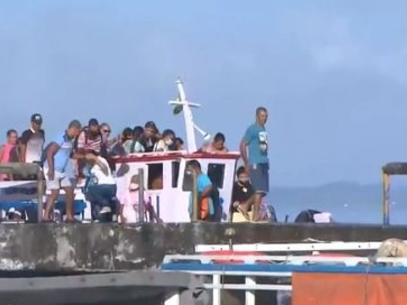 Imagem de Após desabamento, passageiros improvisam travessia na ponte do terminal marítimo de Paripe