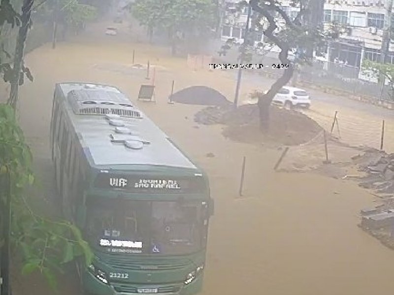 Imagem de Chuvas causam alagamento em vias de Salvador 