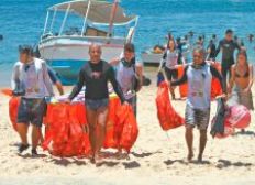 Imagem de Mergulhadores coletam 270 kg de lixo do mar