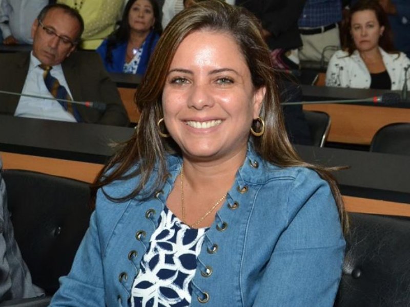 Imagem de Líder da oposição anuncia Mirela como colega de bancada