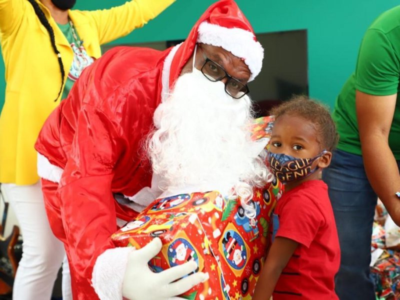 Imagem de Papai Noel dos Correios visita crianças assistidas pela Sempre 