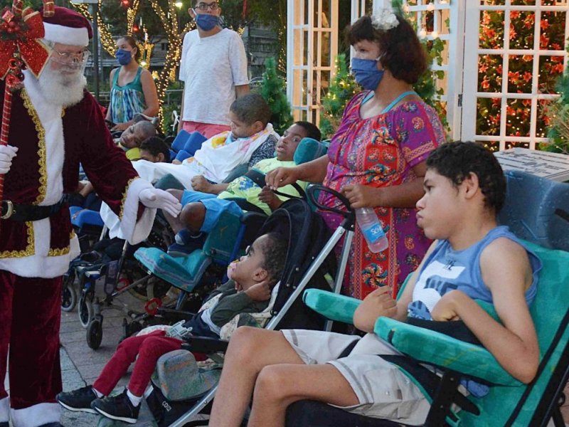 Imagem de Crianças com paralisia cerebral visitam Vila de Natal no Campo Grande 