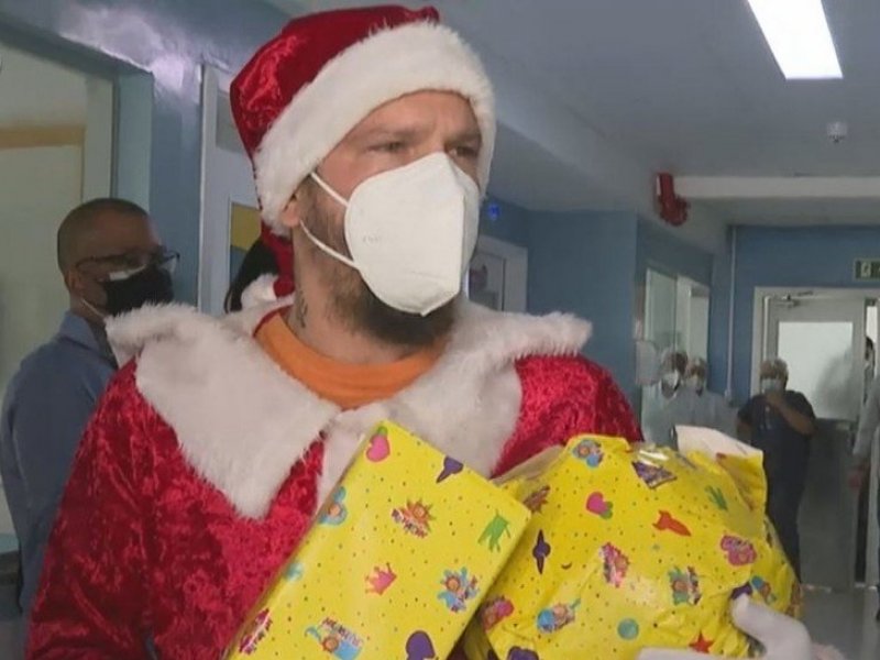 Imagem de Vestido de Papai Noel, Saulo se apresenta no Hospital Martagão Gesteira