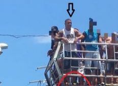 Imagem de Suposto traficante é flagrado em cima de trio elétrico no arrastão do Carnaval 