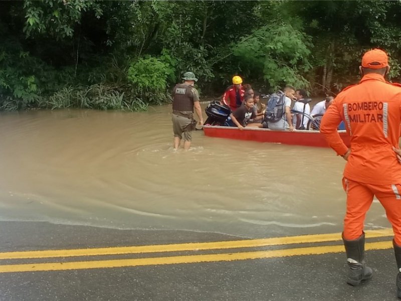 Imagem de PM e Bombeiros resgatam mais de 200 pessoas e distribui quentinhas para desabrigados em Ilhéus