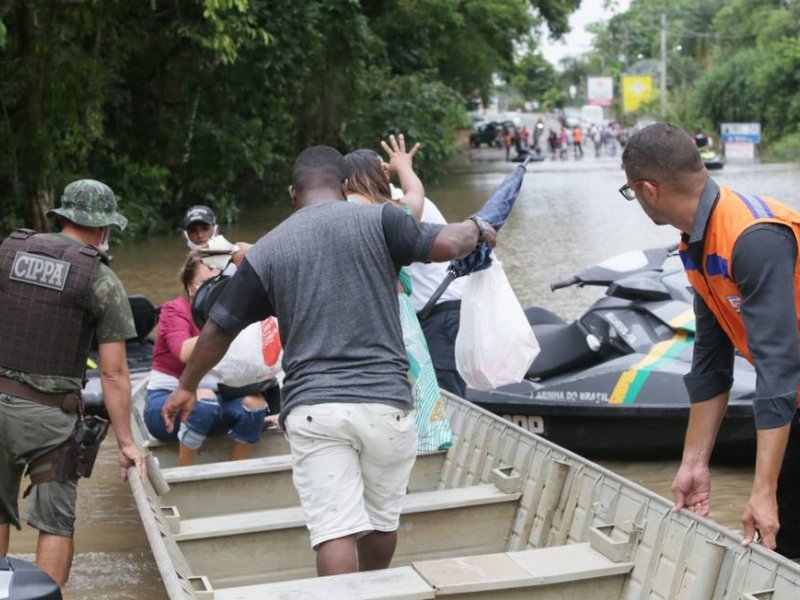 Imagem de Bombeiros que prestavam apoio as vítimas de enchentes na Bahia testam positivo para Covid-19
