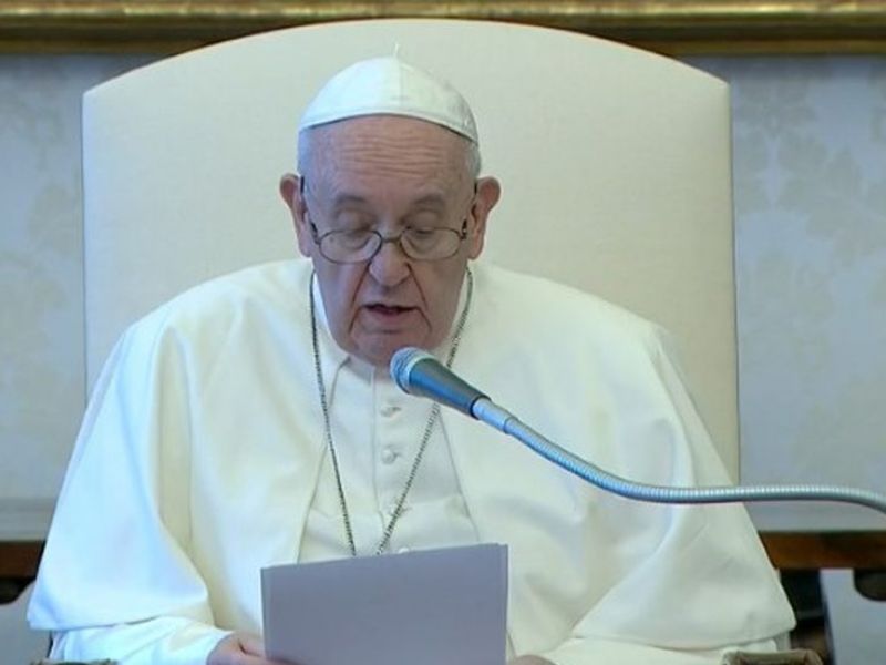 Imagem de Papa Francisco pede às autoridades que facilitem adoção