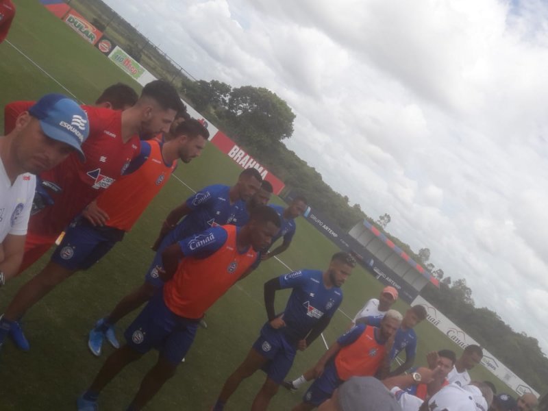 Imagem de Bamor cobra elenco e diretoria do Bahia durante treino deste sábado