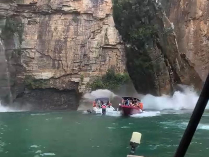 Imagem de Veja imagens: deslizamento de pedras atinge embarcações em ponto turístico de Minas Gerais