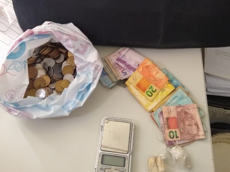 Imagem de Equipe da DT de Coité flagra homem com dinheiro e porções de crack 